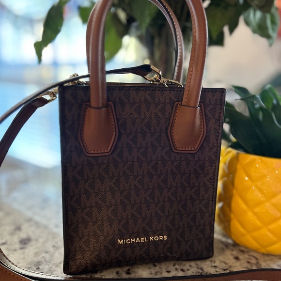 Small fashionable leather bag Kors - Picture 2 of 5